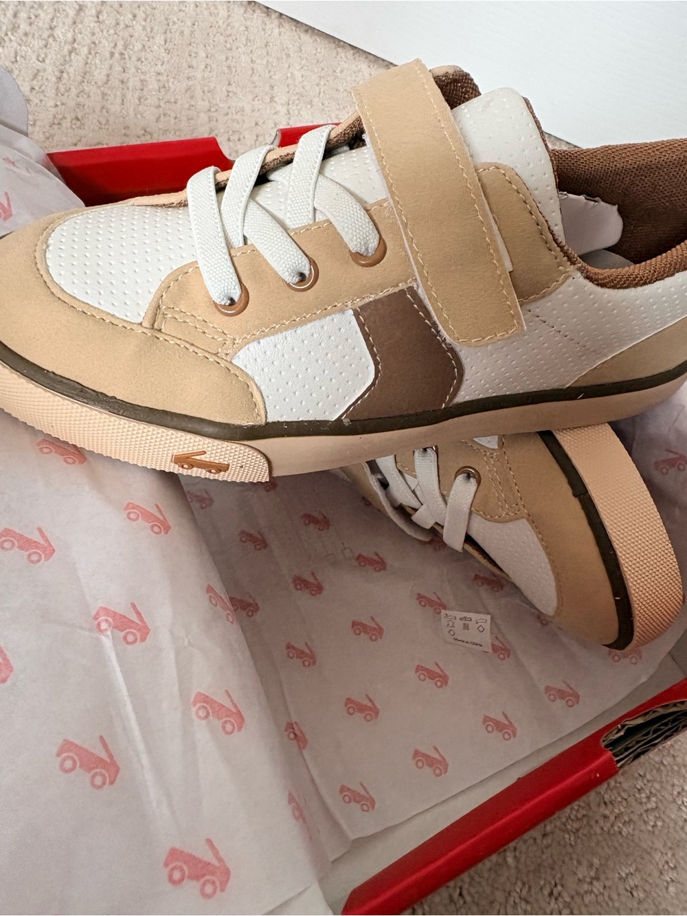 New in box See Kai Run Leather Sneakers 3Y